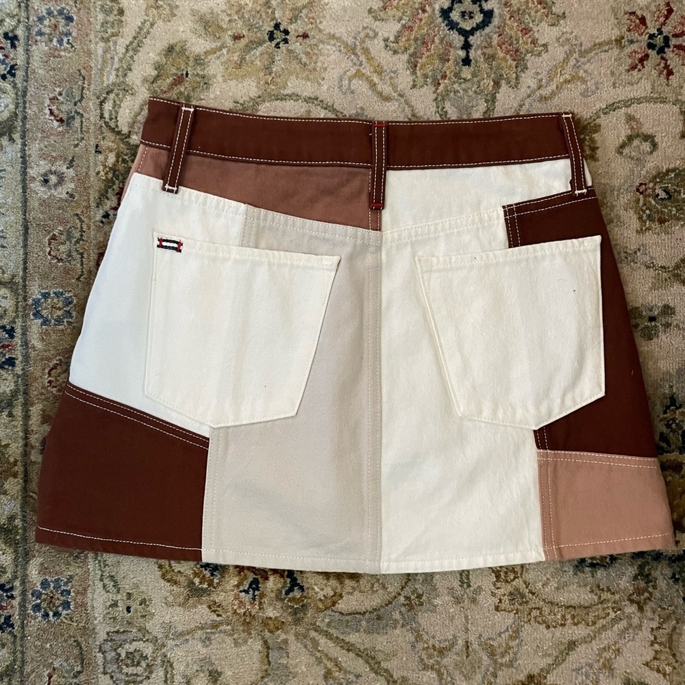 Alice+Olivia size 28 mini skirt.Very good condition. No stains or torn. Neutral